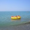 Водные развлечения на пляже в Лоо